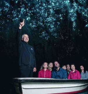 muž stojící v lodi se skupinou lidí