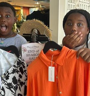 Dvě ženy si v obchodě prohlížejí košile