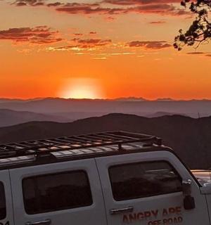 日落时分，一辆白色卡车停在山顶上