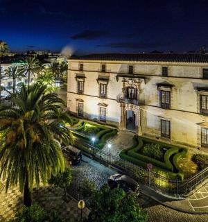 一座前面有棕榈树的大楼