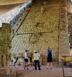 一群人站在砖墙旁边