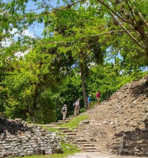 skupina lidí jdoucích po prašné cestě