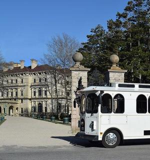 一辆白色巴士停在一栋建筑物前