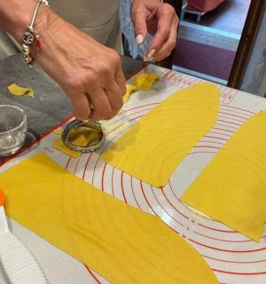 una persona tallant un mantel amb un ganivet