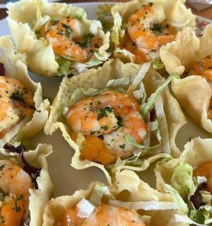 一盘有虾和生菜的食物