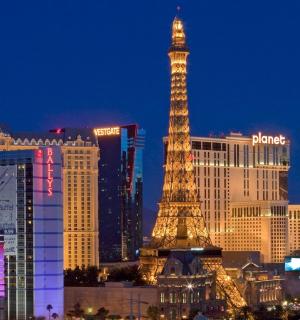 panorama města s Eiffelovou věží v noci