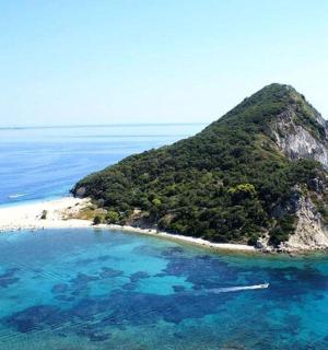 海洋中央的一座岛屿