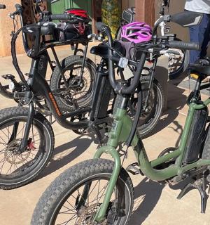 skupina kol zaparkovaných vedle sebe