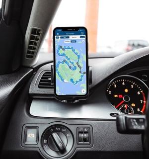 放在汽车仪表盘上的手机