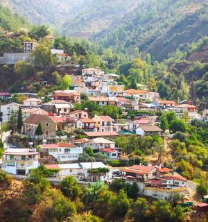 山上的村庄，村里有房屋