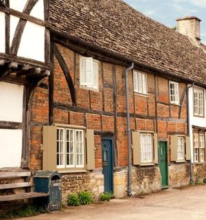 街道上的一排老砖房