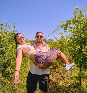 一名男子背着一名女子