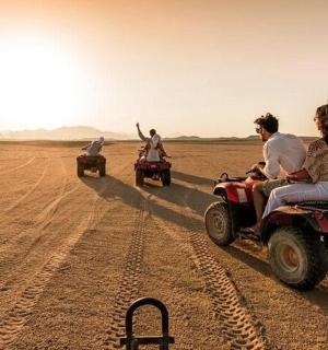 一群人骑着四轮摩托车在沙漠中
