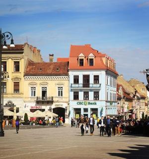 un grup de oameni care se plimbă pe o stradă a orașului