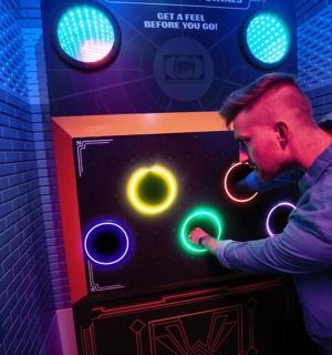 一名男子正在机器上玩游戏