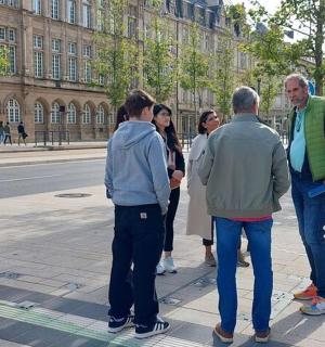 eine Gruppe von Menschen steht auf einer Stadtstraße