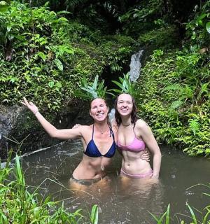 瀑布附近水中的两名女子