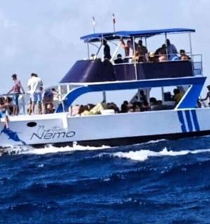 一群人在水中的船上