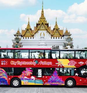 一栋建筑物前的一辆红色双层巴士