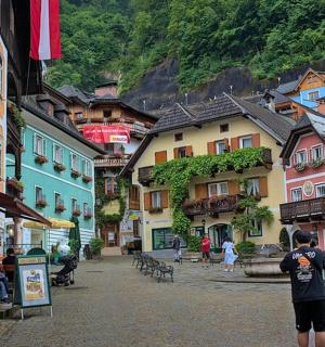 一名男子正在拍摄小镇的街道