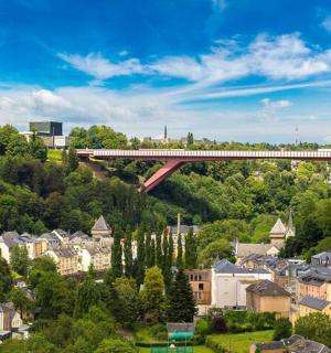 ein Zug überquert eine Brücke über einer Stadt