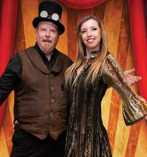 muž a žena stojící na pódiu