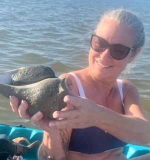 一名女子在水中抱着一只乌龟