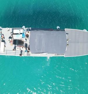 水中载有乘客的船