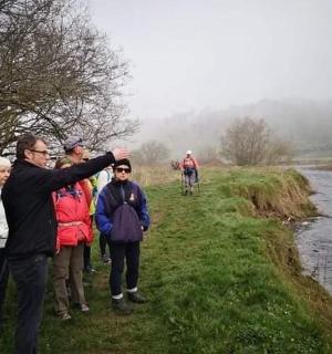 一群人站在河边