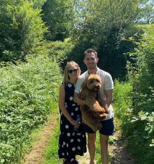 一男一女牵着一条狗在路上