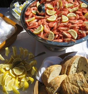 桌子上放着一碗食物和面包