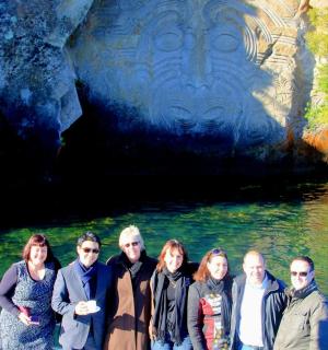 一群人站在洞穴前