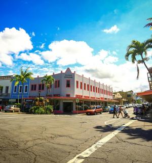 prázdná ulice ve městě s palmami a budovami