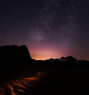 繁星点点、银河闪耀的夜晚