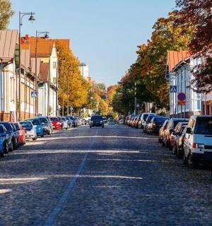 路边停满汽车的街道