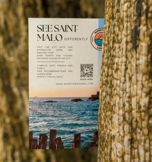 树上的标志，背景是海洋