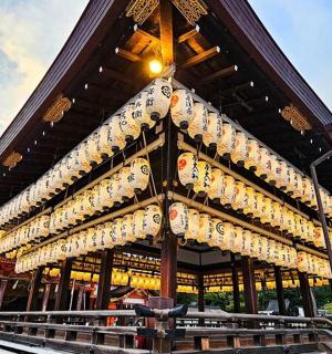 a large building with a roof with a lot ofaments