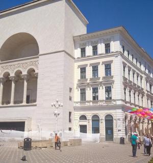 一座白色的大楼，前面站着一些人