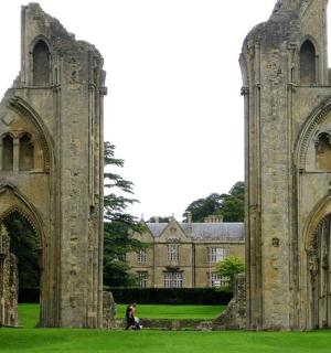 草地上有一栋有两座塔楼的老建筑