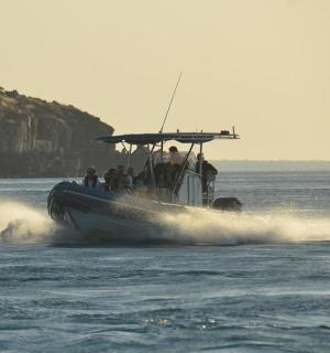 一群人在水中的船上