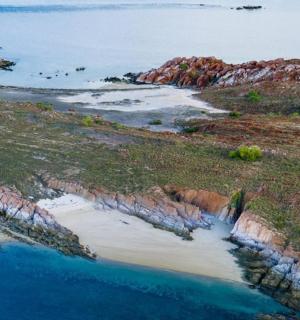 海洋中岛屿的鸟瞰图