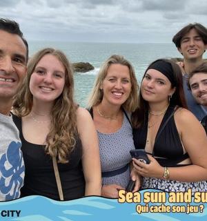 一群人在海滩上摆姿势拍照