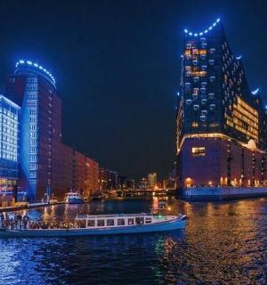 夜晚城市水上的一艘船