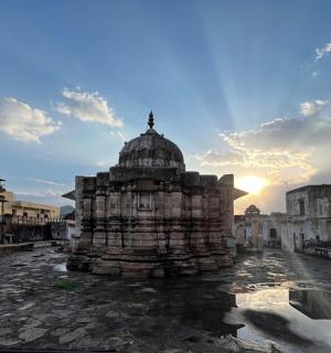 مبنى قديم تغرب الشمس خلفه