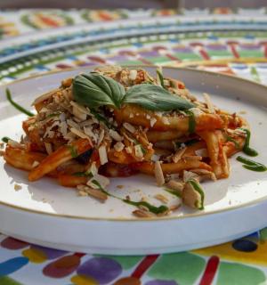 桌上的一盘白色食物