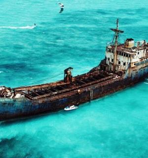 一艘停在水中的旧船