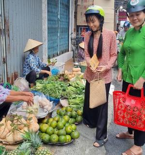 一群人站在市场周围,手里拿着蔬菜