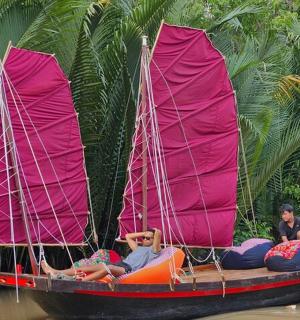 一艘船上有两个人躺在充气艇上