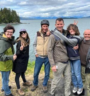 skupina lidí stojících u vodní plochy