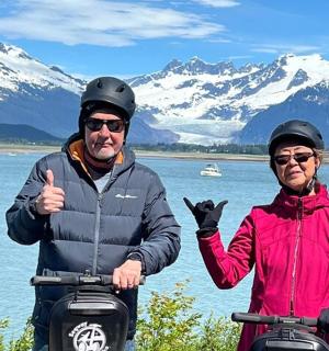 muž a žena stojící vedle vodní plochy